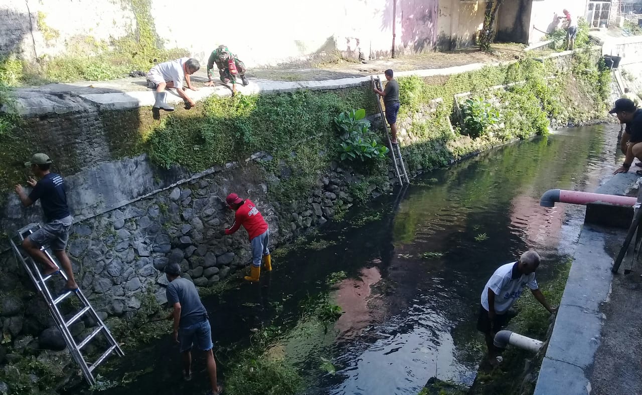 Cegah Terjadinya Banjir, Babinsa Keprabon Bersama Warga Laksanakan Kerja Bakti Resik-resik Kali Thoklo