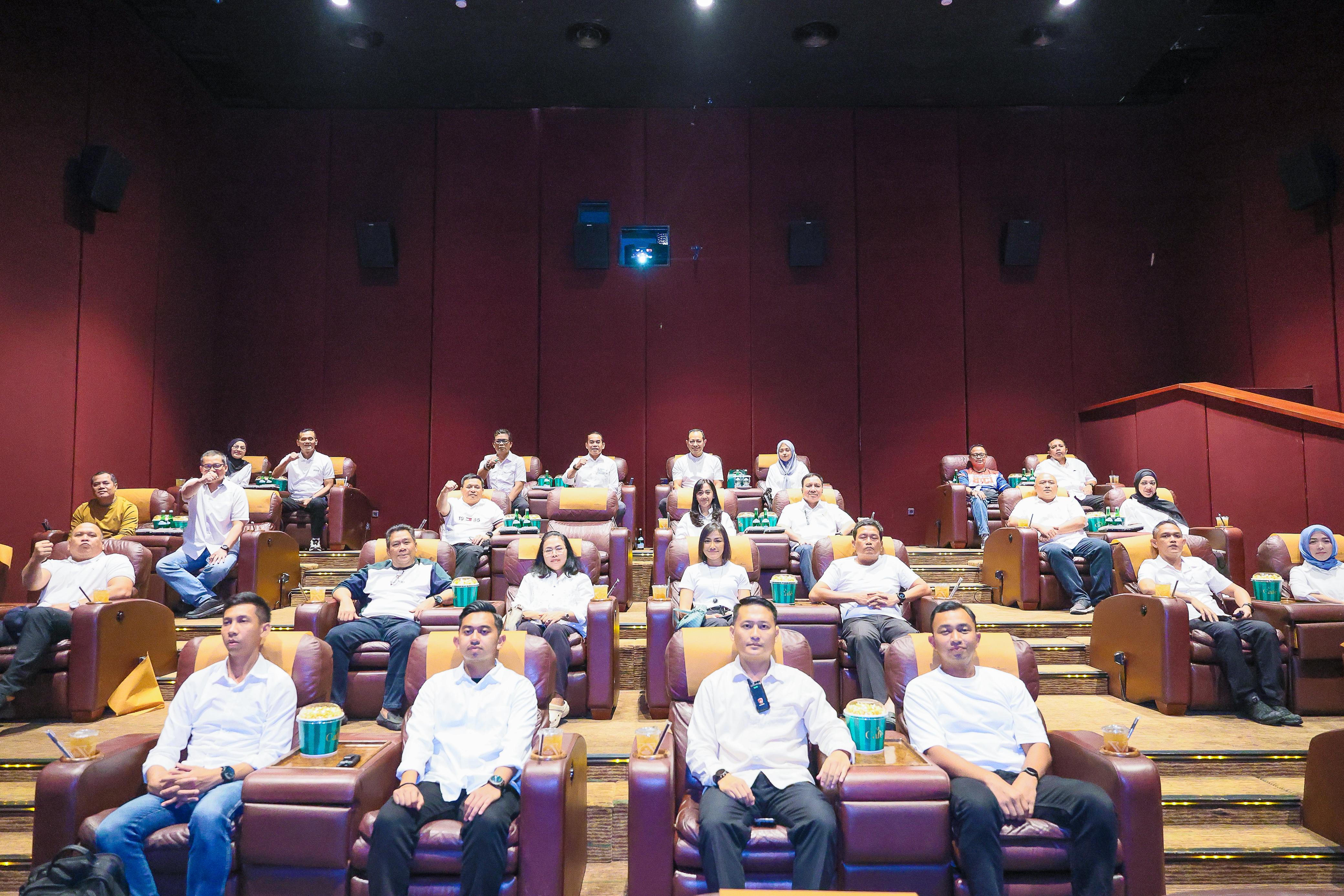 Kapolda bersama PJU Polda Sumsel Nobar film sayap sayap patah 2