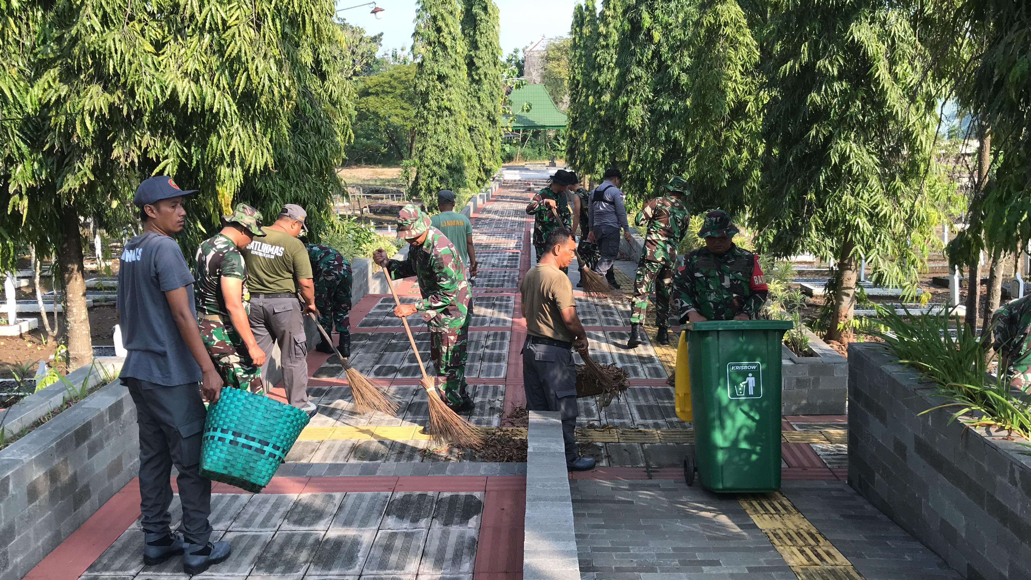 Sambut Hari Kebangkitan Nasional, Danramil 04/Jebres Pimpin Karya Bakti di TMP Kusuma Bakti Juruq