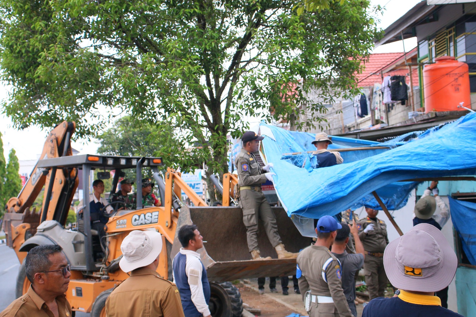 Pemko Payakumbuh Bongkar Paksa Bangunan Liar