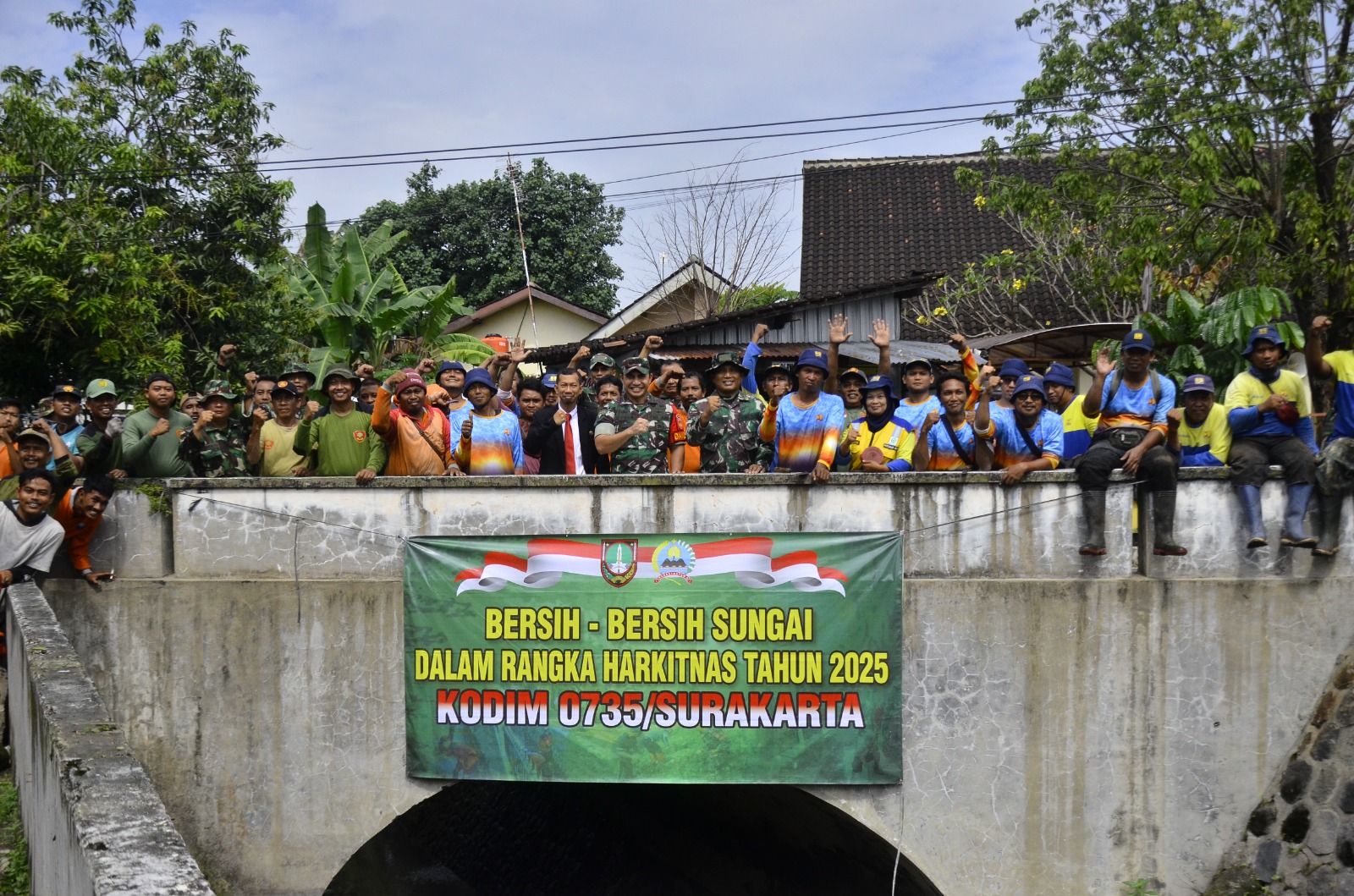 Puncak Peringatan Hari Kebangkitan Nasional, Kodim Surakarta Gelar Karya Bakti Pembersihan Sungai Dan Saluran Air di 5 Kecamatan