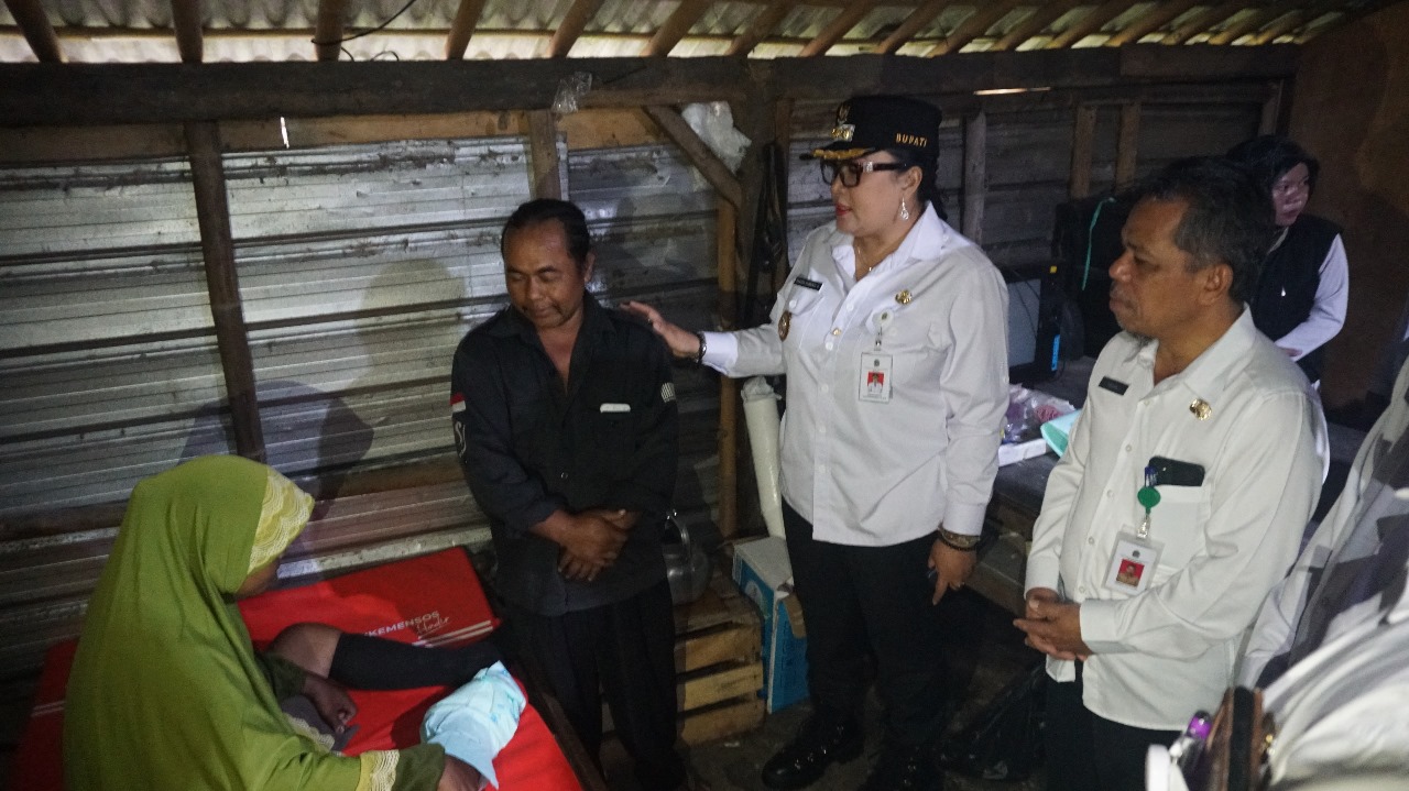 Bupati Gunungkidul Endah Subekti Kuntariningsih bersama jajaran pemerintah terkait melakukan kunjungan langsung ke rumah Ibu Kusmiyati (39 tahun)