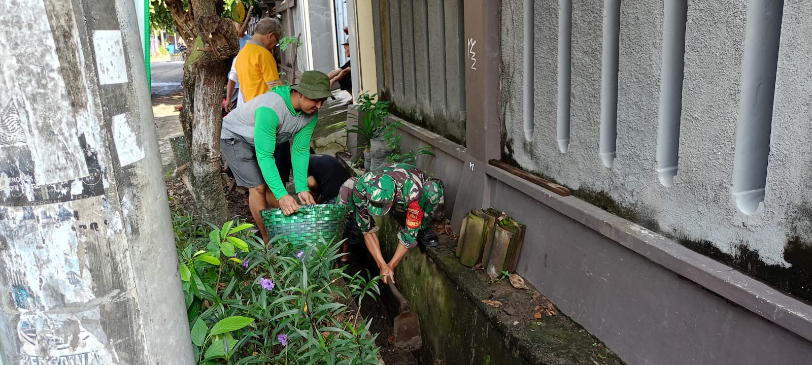 Tumbuhkan Kesadaran Masyarakat Pentingnya Kebersihan, Babinsa Gilingan Terjun Kelapangan Pimpin Kerja Bakti Pembersihan Lingkungan