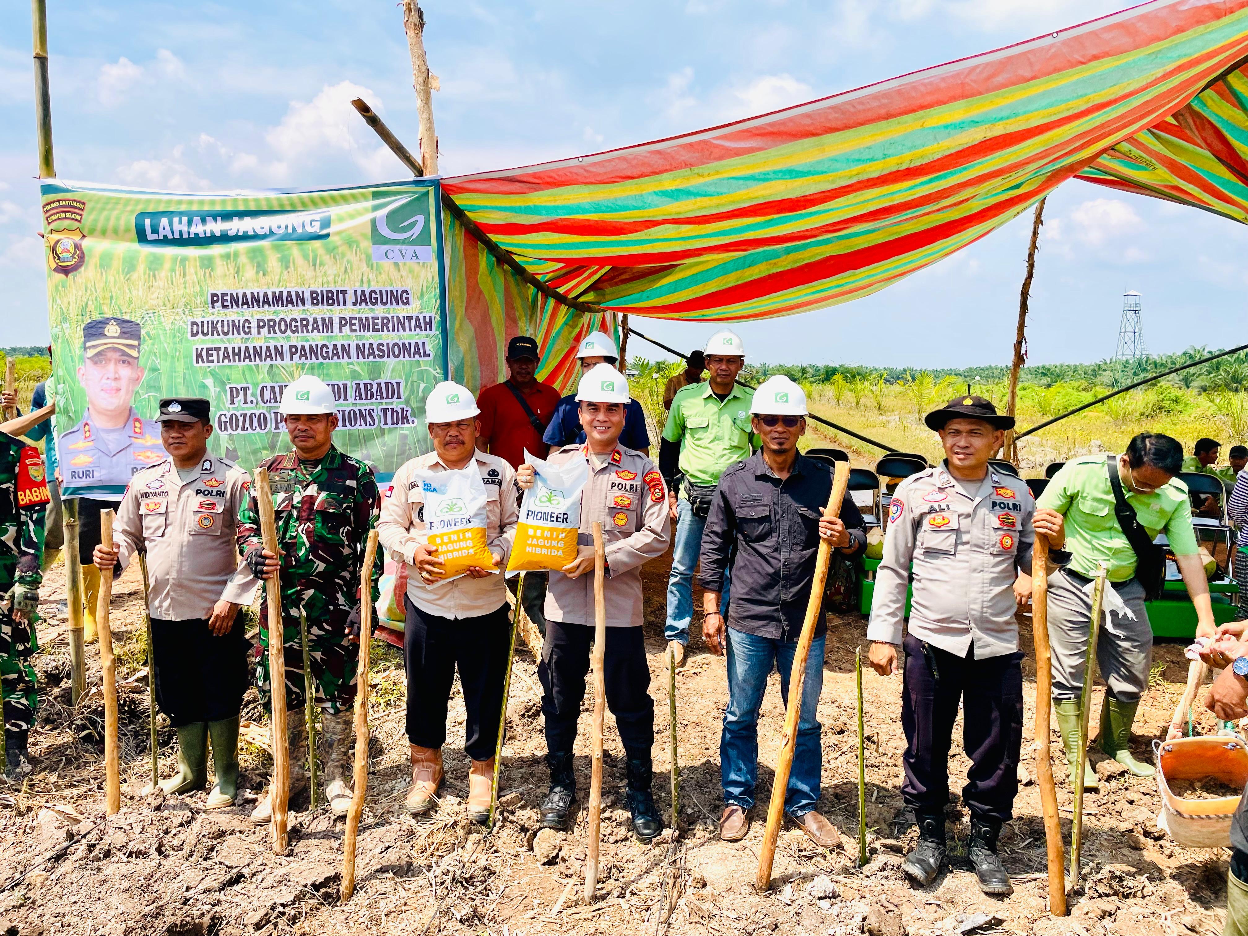 Kapolsek Pulau Rimau Hadiri Penanaman Bibit Jagung di Lahan PT CVA Desa Selat Penuguan