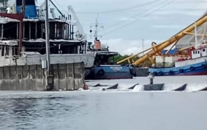 Tanggul Pelabuhan Tanjung Emas Semarang Jawa Tengah Jebol.