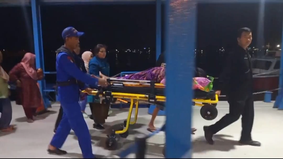 Darurat, Ambulance Apung Polairud Pos Pangkalan Sandar Upang Evakuasi Bumil Melahirkan Bayi Sungsang