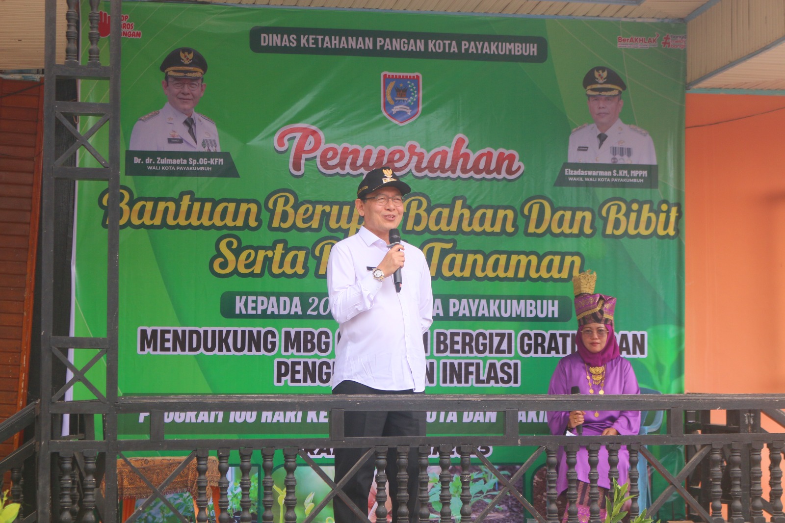 Wali Kota Payakumbuh Berikan Bantuan Bahan Bibit dan Benih Tanaman  kepada KWT se Kota Payakumbuh