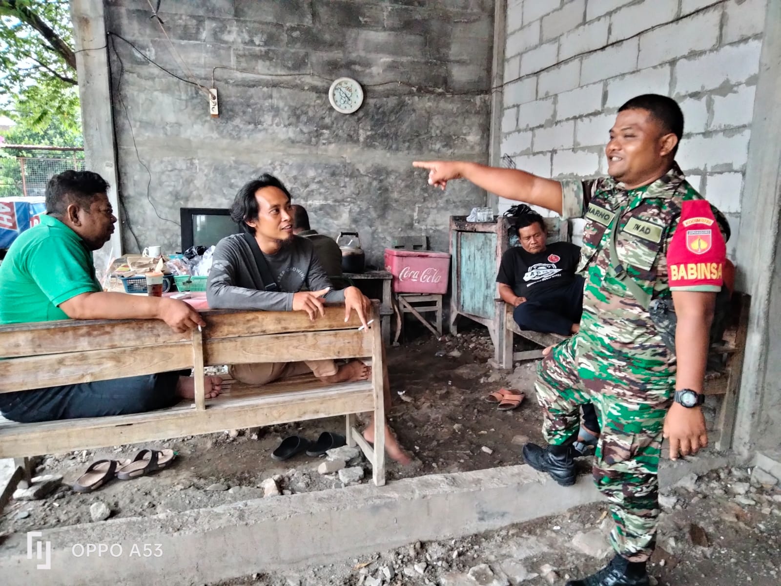 Sembari Bincang Santai Bersama Warga, Babinsa Jebres Selipkan Pesan Jaga Kamtibmas