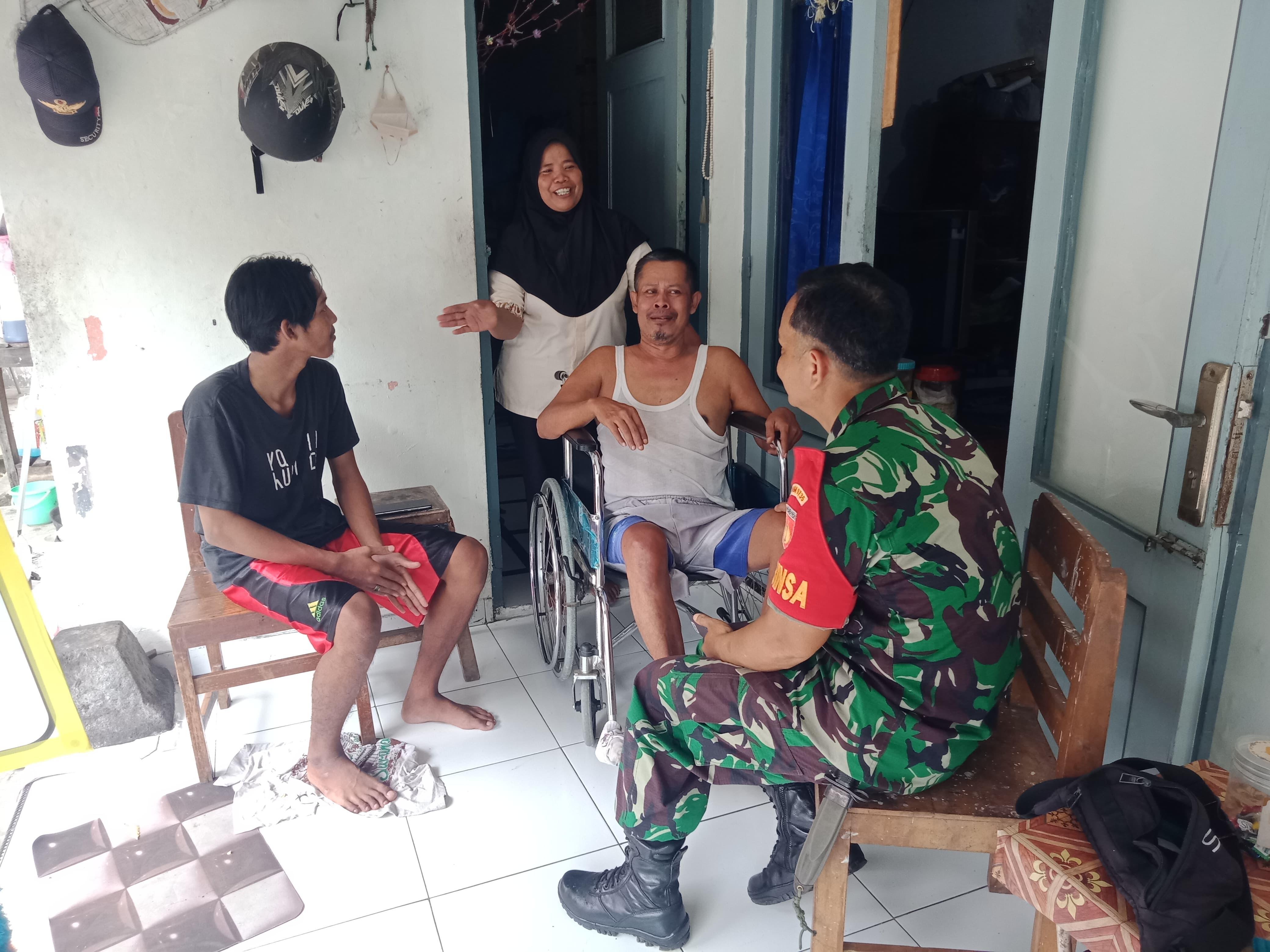 Wujud Rasa Empati, Babinsa Kepatihan Wetan Anjangsana Jenguk Warganya Yang Sakit