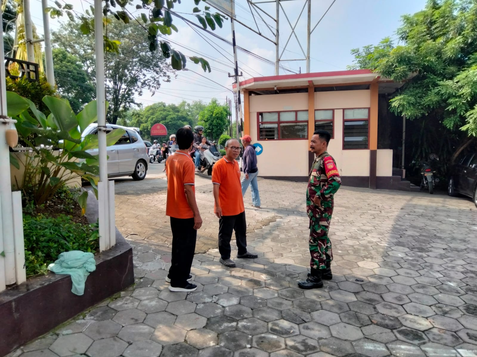 Waspadai Curanmor”, Ini Selipan Pesan Babinsa Pucang Sawit Saat Komsos Dengan Security Hotel Kusuma Kartika Sari