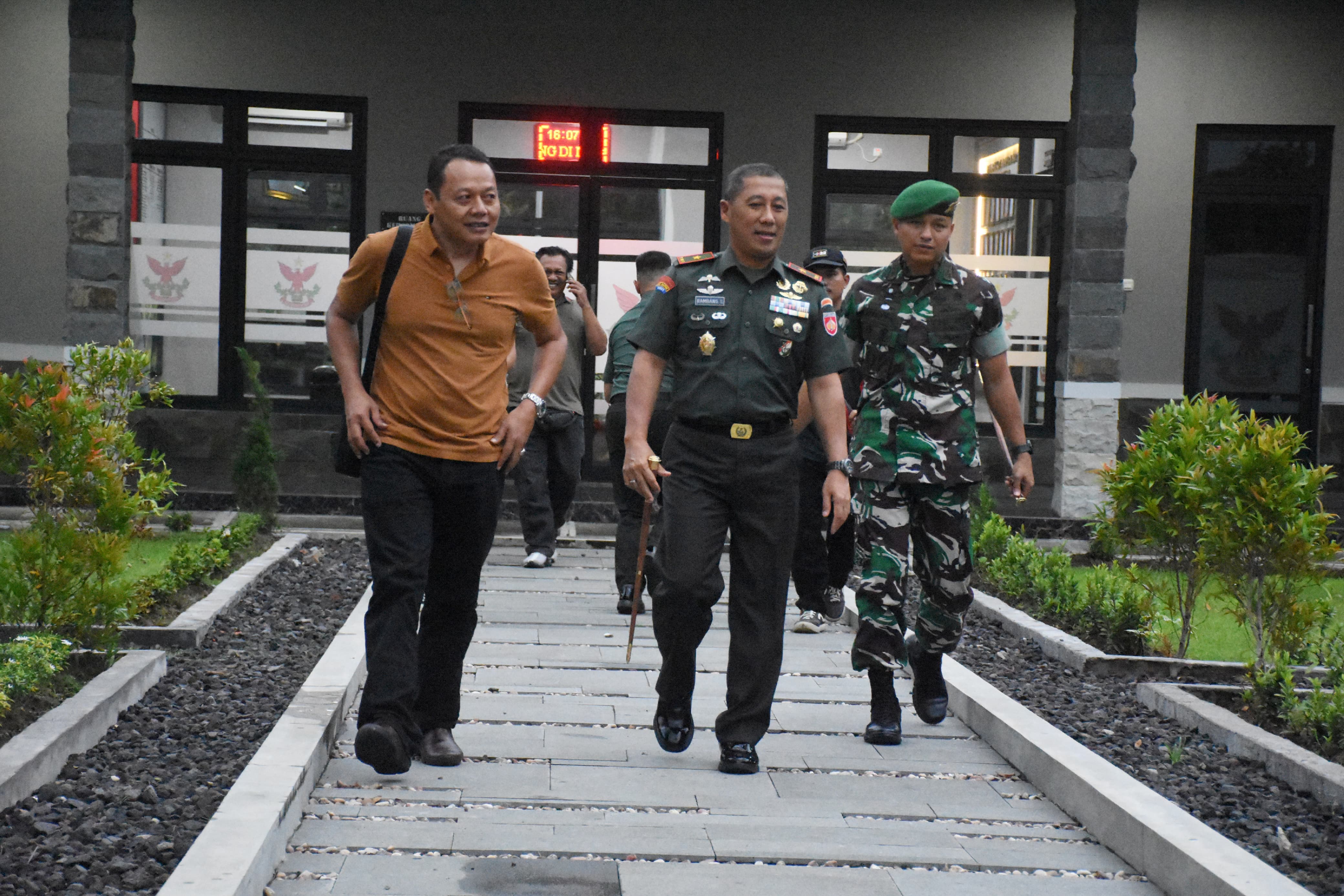 Resmi Ditutup, Danrem 072/Pamungkas Serahkan Trophy Juara Panahan Waroeng SS