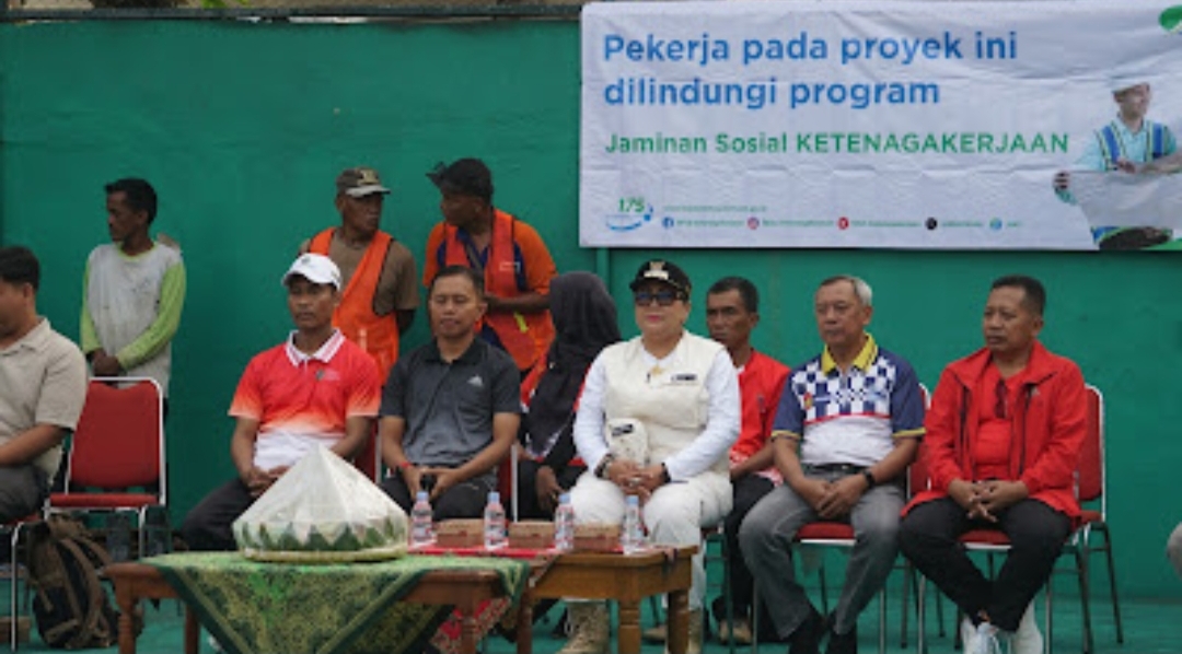 Bupati Gunungkidul bersama Kepala Dinas Kepemudaan dan Olahraga dan Ketua Panitia Porda meninjau proses pembangunan