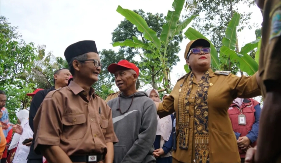 Bupati Gunungkidul saat menyambangi kediaman Pak Sukiran di Padukuhan Karang Duwet 1