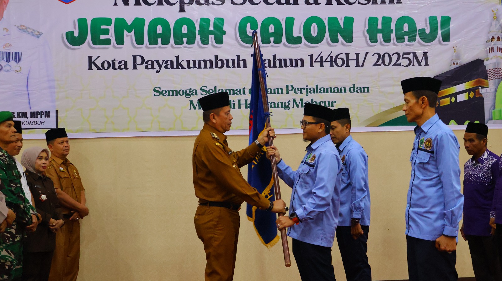 Wakil Walikota Lepas Srcara Resmi 194  Calon Jemaah Haji  Kota Payakumbuh
