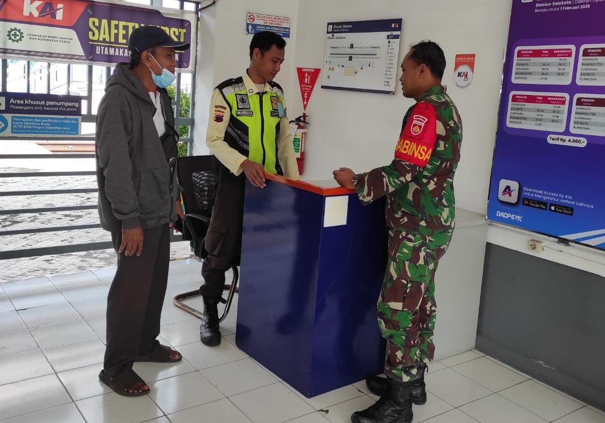 Sambangi Stasiun Solo Kota, Babinsa Sangkrah Cek Prosedur Keamanan Dan Tingkatkan Kewaspadaan