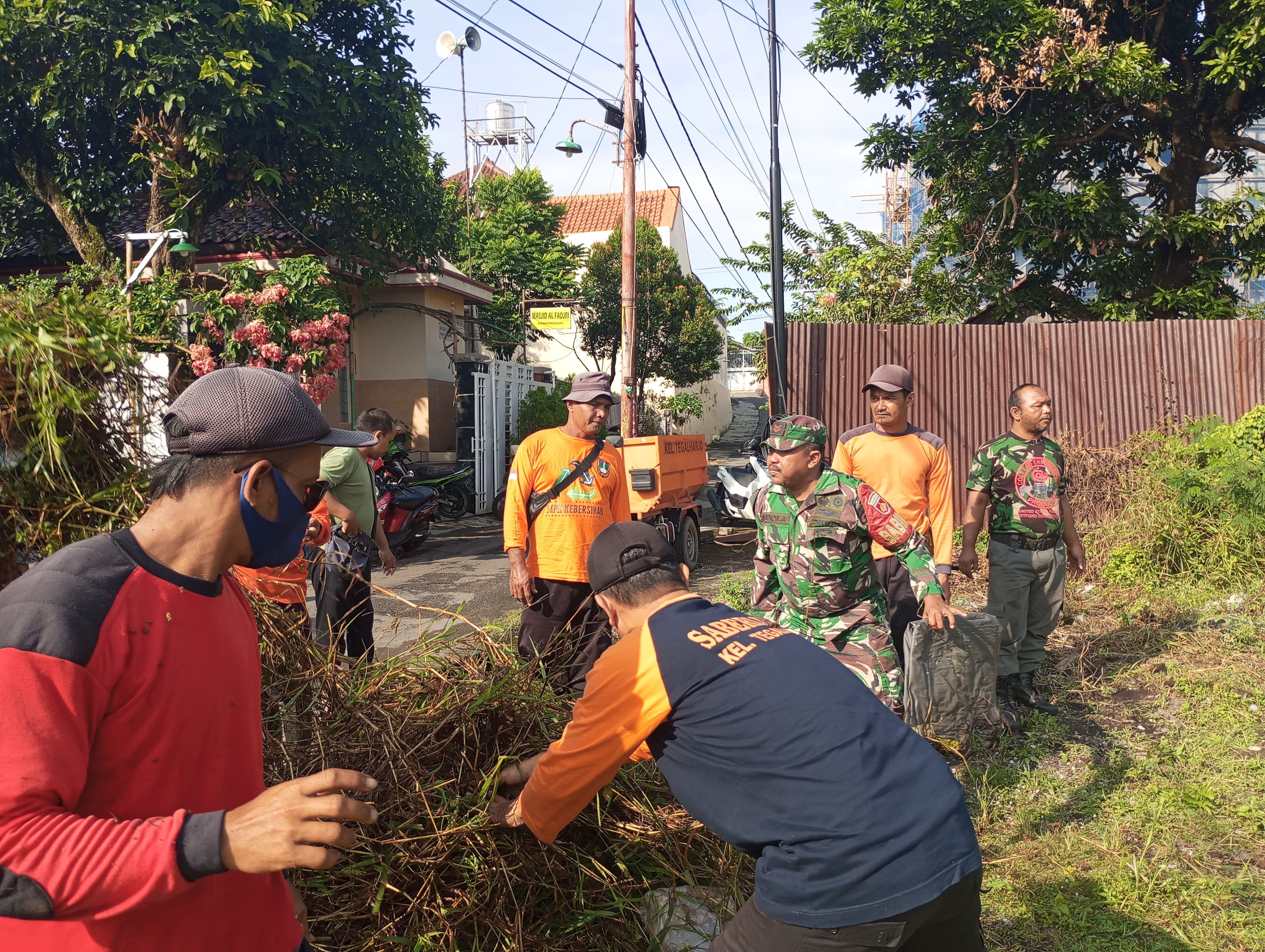 Kobarkan Semangat Gotong Royong, Babinsa Tegalharjo Pelopori Kerja Bakti Pembersihan Lingkungan
