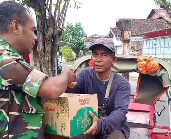 Peduli Masyarakat Kurang Mampu, Babinsa Jagalan Berikan Bantuan Sembako Kepada Tukang Becak