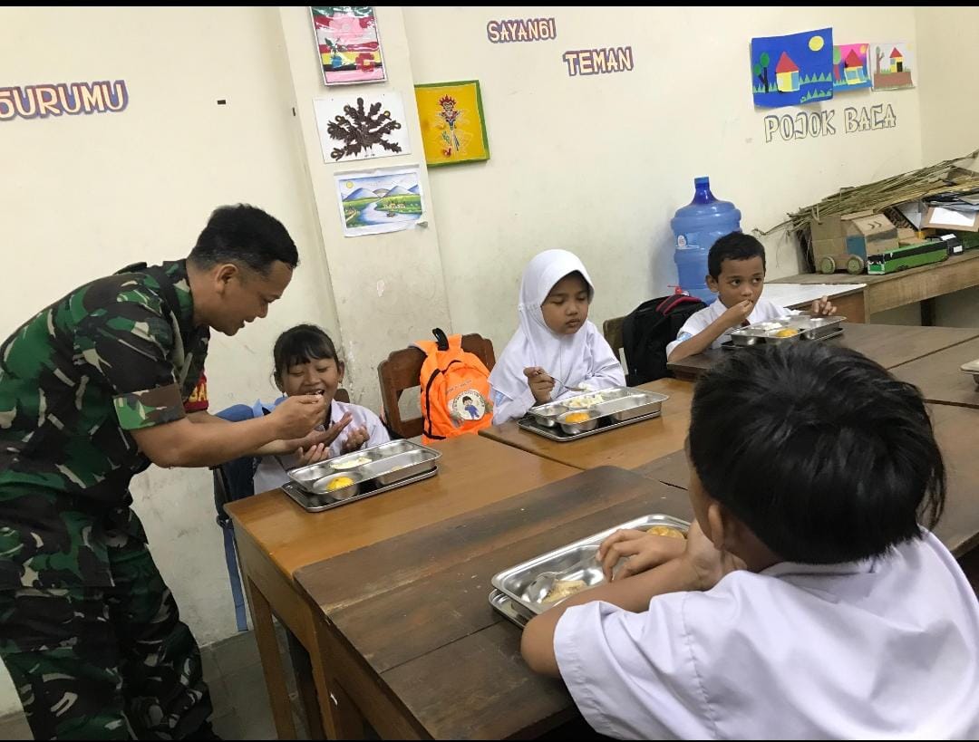 Peran Aktif Babinsa Kepatihan Wetan Bantu Pendistribusian Makan Bergizi Gratis di Sekolah
