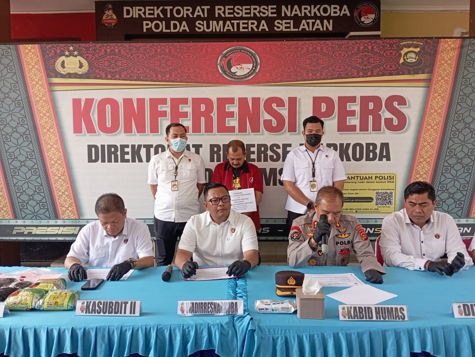 Seorang pemotor yang melintas di jalan Sukabangun 2, Sukarami Palembang ditangkap Direktorat Resnarkoba Polda Sumsel lantaran kedapatan membawa 11 Kilogram Shabu-shabu.