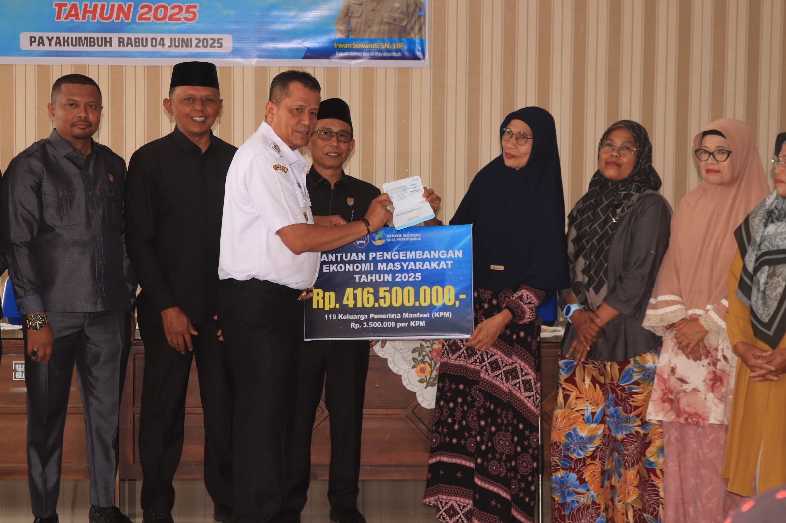 Pemko Payakumbuh Salurkan Bansos Kepada Keluarga Penerima Manfaat