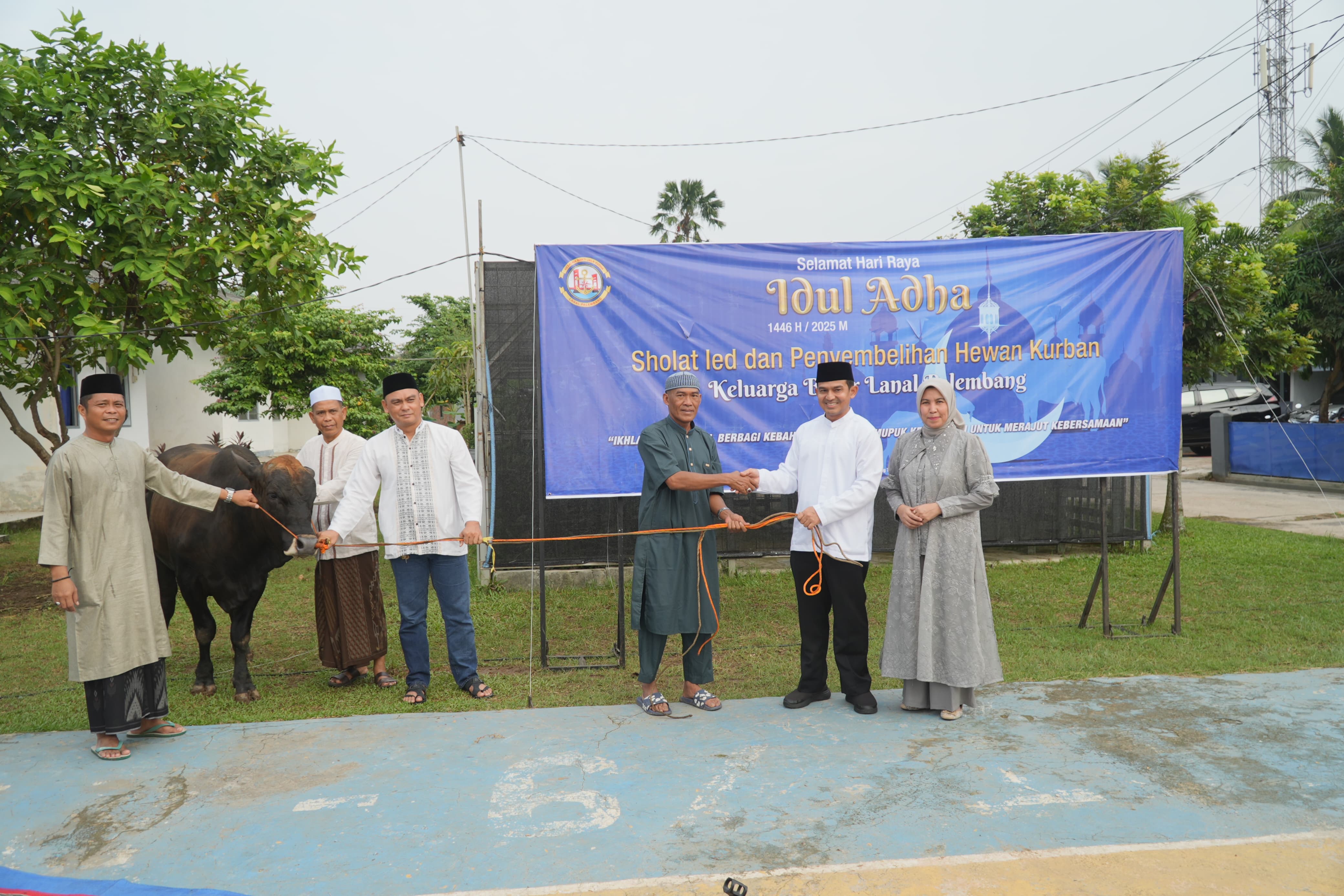 Lanal Palembang Salurkan Kurban, Pererat Tali Silaturahmi