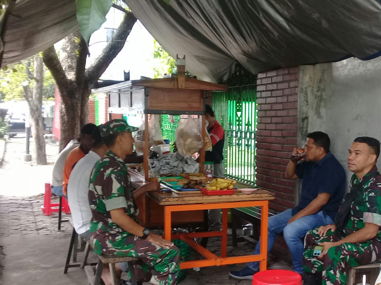 Warung Hik Pak Kosim Jadi Sasaran Komsos Babinsa Keprabon