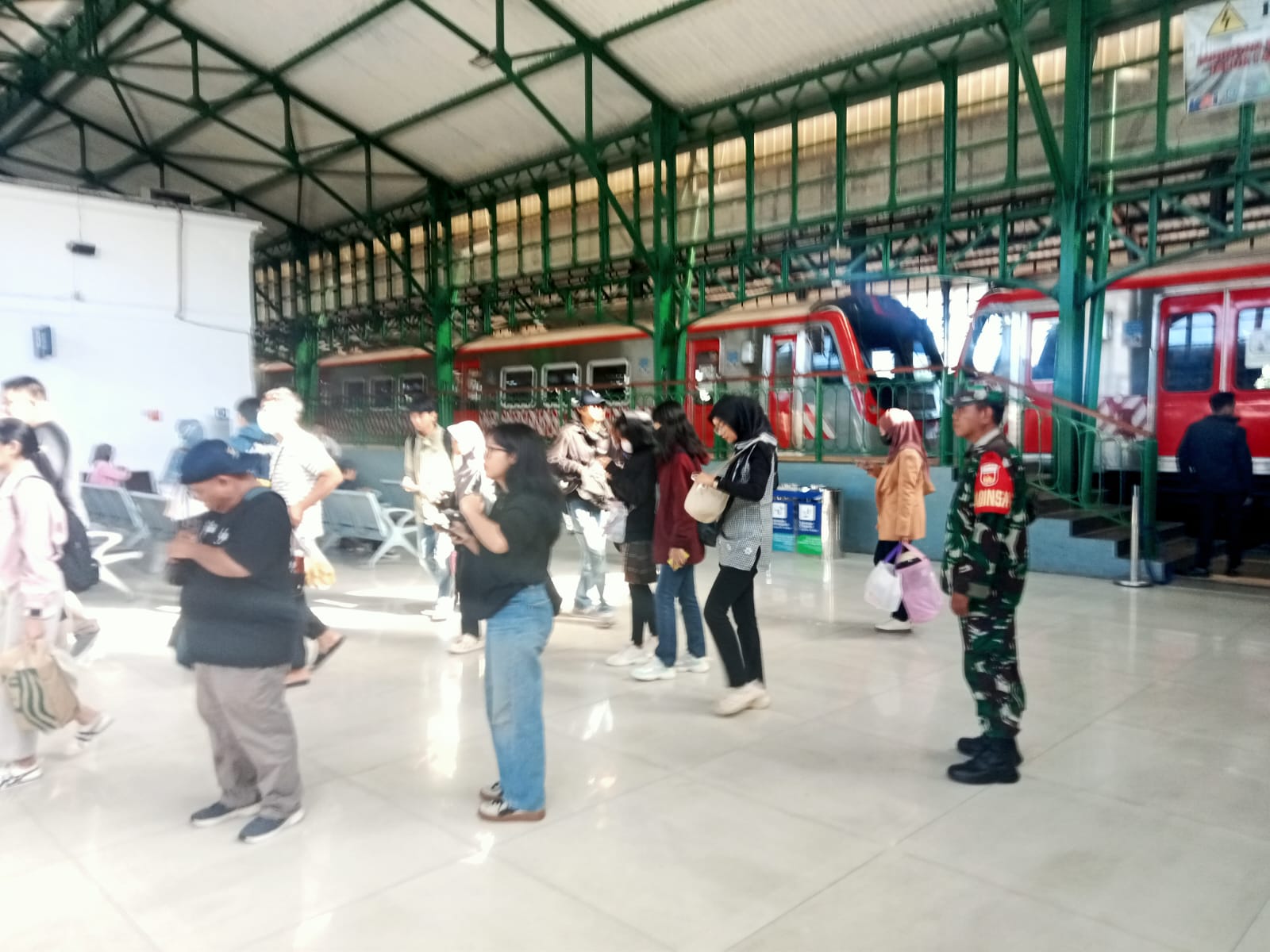 Pastikan Keamanan Dan Kenyamanan Para Pemudik, Babinsa Purwosari Cek Penumpang di Stasiun Kereta Api