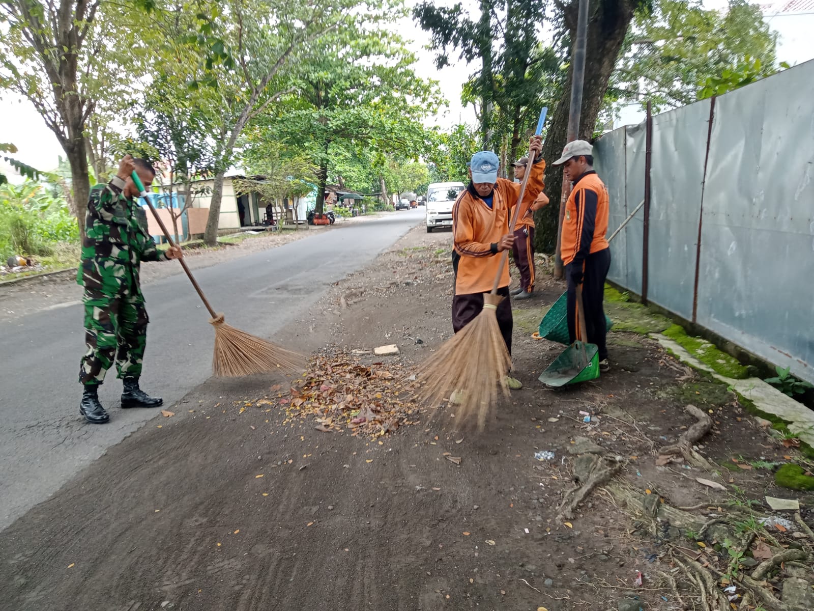 TNI Dan DLH Bersinergi, Berikan Contoh Kepada Masyarakat Tentang Kebersihan Lingkungan