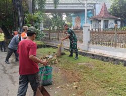 Bersenjatakan Sapu Lidi, Babinsa Manahan Bersama Linmas Dan Tim Saberling Bersihkan Lingkungan