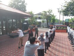 Pelatihan PBB Satlinmas Joyosuran: Babinsa Dan Bhabinkamtibmas Berikan Pembinaan