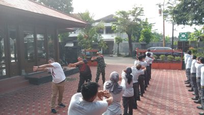 Pelatihan PBB Satlinmas Joyosuran: Babinsa Dan Bhabinkamtibmas Berikan Pembinaan