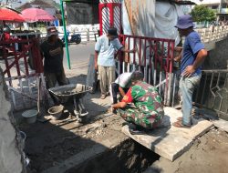 Gotong Royong Babinsa Purwodiningratan Bersama Warga Menyasar Pembersihan Parit