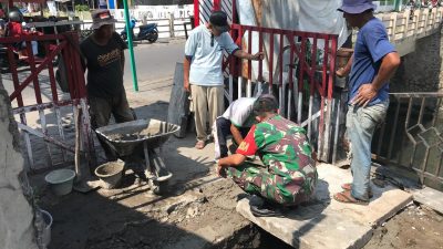 Gotong Royong Babinsa Purwodiningratan Bersama Warga Menyasar Pembersihan Parit