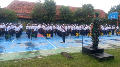 Tanamkan Kedisiplinan, Danramil Banjarsari Latih kan PBB Kepada Siswa-siswi SMP N 23 Surakarta