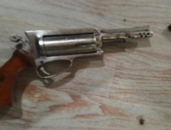 Kapolsek Tungkal Ilir Terima Penyerahan Senpi Berikut Amunisi Dari Kades Teluk Tenggulang