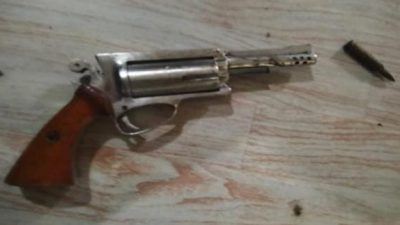 Kapolsek Tungkal Ilir Terima Penyerahan Senpi Berikut Amunisi Dari Kades Teluk Tenggulang