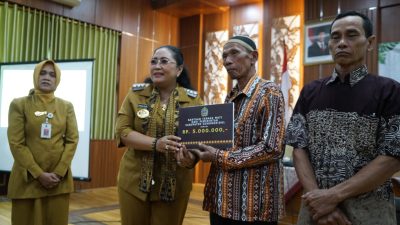 Bupati Serahkan Bantuan Sosial Ternak Mati