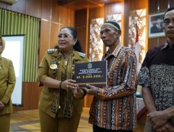 Bupati Serahkan Bantuan Sosial Ternak Mati