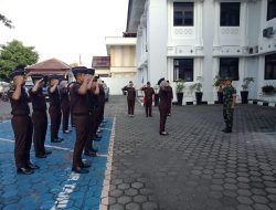 Pegawai Kejaksaan Negeri Surakarta di Gembleng Latihan Baris Berbaris Oleh Babinsa Kepatihan Wetan