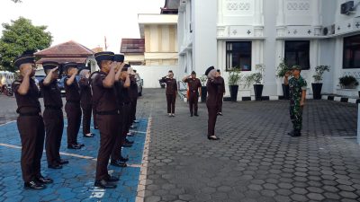 Pegawai Kejaksaan Negeri Surakarta di Gembleng Latihan Baris Berbaris Oleh Babinsa Kepatihan Wetan