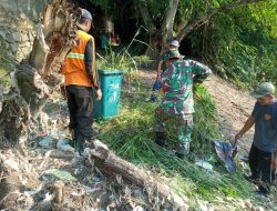 Bantaran Kali Pepe Jadi Sasaran Pembersihan Babinsa Banyuanyar Bersama Linmas Dan Tim Saberling
