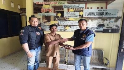 Polsek Muara Telang Terima Penyerahan Satu Pucuk Senpira Dari Sekdes Telang Jaya