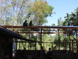 Proses Pembangunan RTLH Bapak Suhendra Capai Tahap Pemasangan Atap