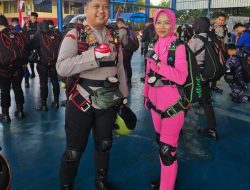 Aksi Spektakuler Kompol Heru Sanusi Kibarkan Logo Polda Jateng Saat Terjun di Hadapan Presiden di Acara Puncak Hari Bhayangkara ke-79