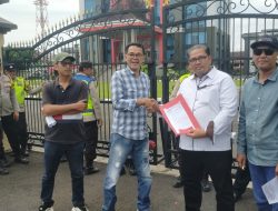 Desak Transparansi warga Demo di Polda Sumsel Tuntut Pencopotan Kapolsek Keluang