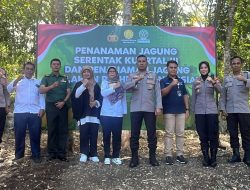 Dalam Giat Tanam Jagung Serentak Kwartal III, Kapolres Kulonprogo Serahkan Benih dan Tanam Jagung di Lahan Perhutanan Sosial