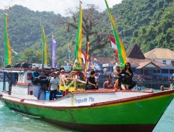 nelayan Pantai Sadeng di Kalurahan Songbanyu, Girisubo, Gunungkidul melaksanakan ritual Petik Laut