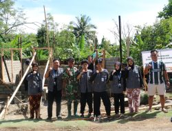 Bersama Mahasiswa dan Warga Satgas Pra TMMD Kodim 0309/Solok Bahu Lanjutkan Perehapan RTLH