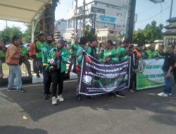 Damai Itu Indah, Ojol Palembang Tebar Mawar untuk TNI-Polri.
