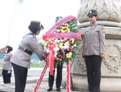 Peringati HUT ke, -77 Polwan Ziarah Makam Pahlawan